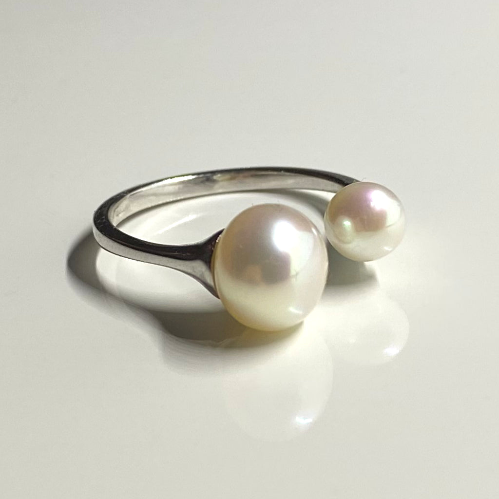 Adjustable Pearl<br>White Gold Ring